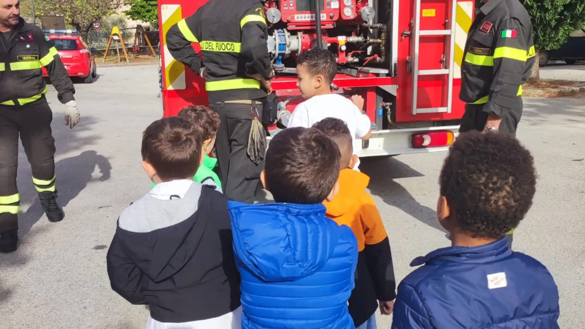 I piccoli della scuola dell’infanzia di Montaquila hanno incontrato i loro eroi Vigili del Fuoco.